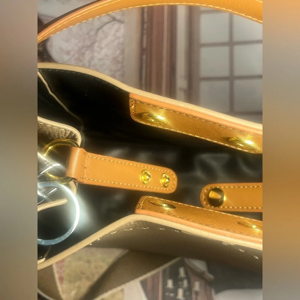 Elegant Tan  Handbag with 🩷 charm - perfect for the fall season ! 🍂🍂🍁🍁🍁🍁 - Picture 12 of 13